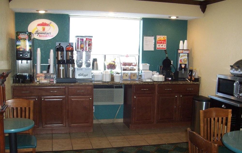 Super 8 By Wyndham Roseville/Detroit Area Esterno foto