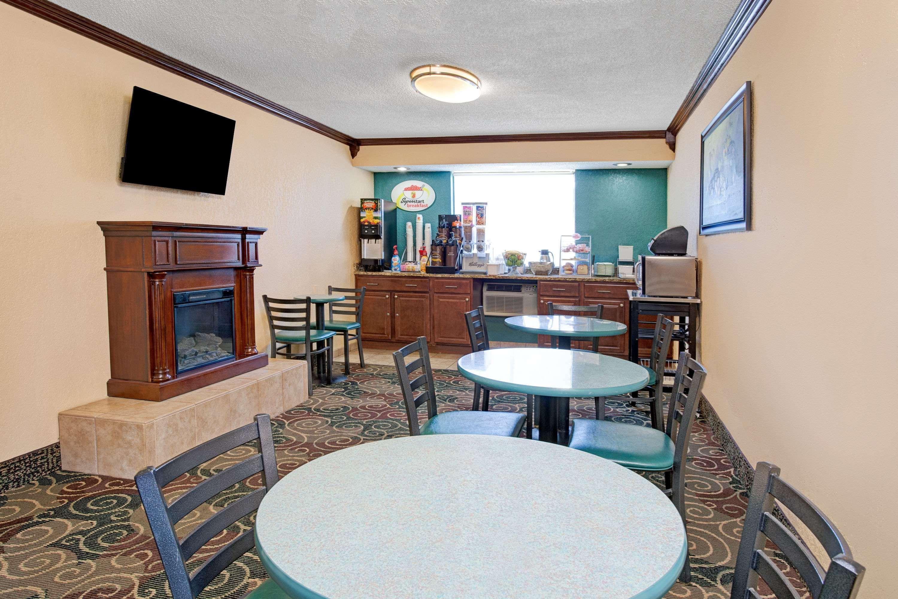 Super 8 By Wyndham Roseville/Detroit Area Esterno foto