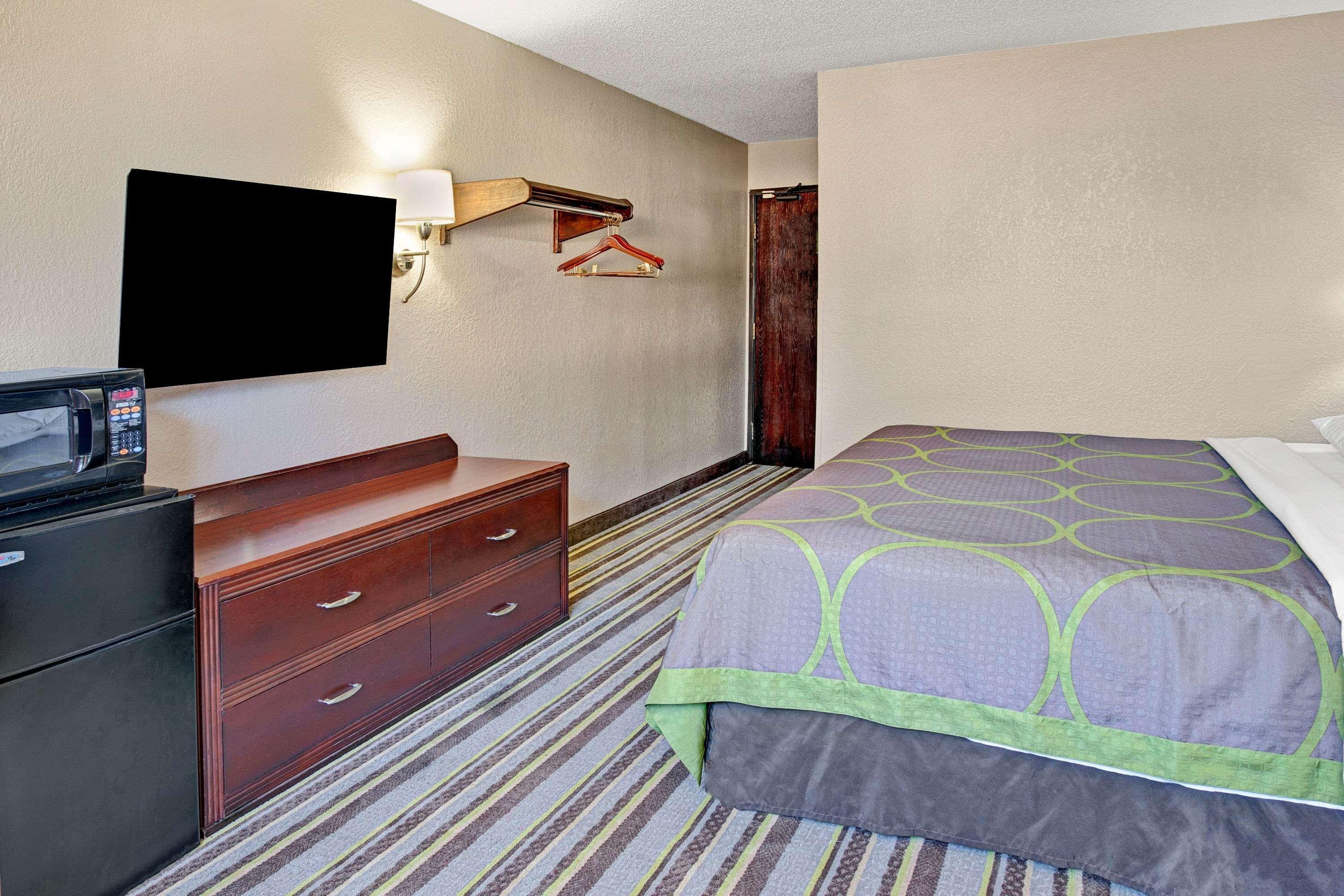 Super 8 By Wyndham Roseville/Detroit Area Esterno foto