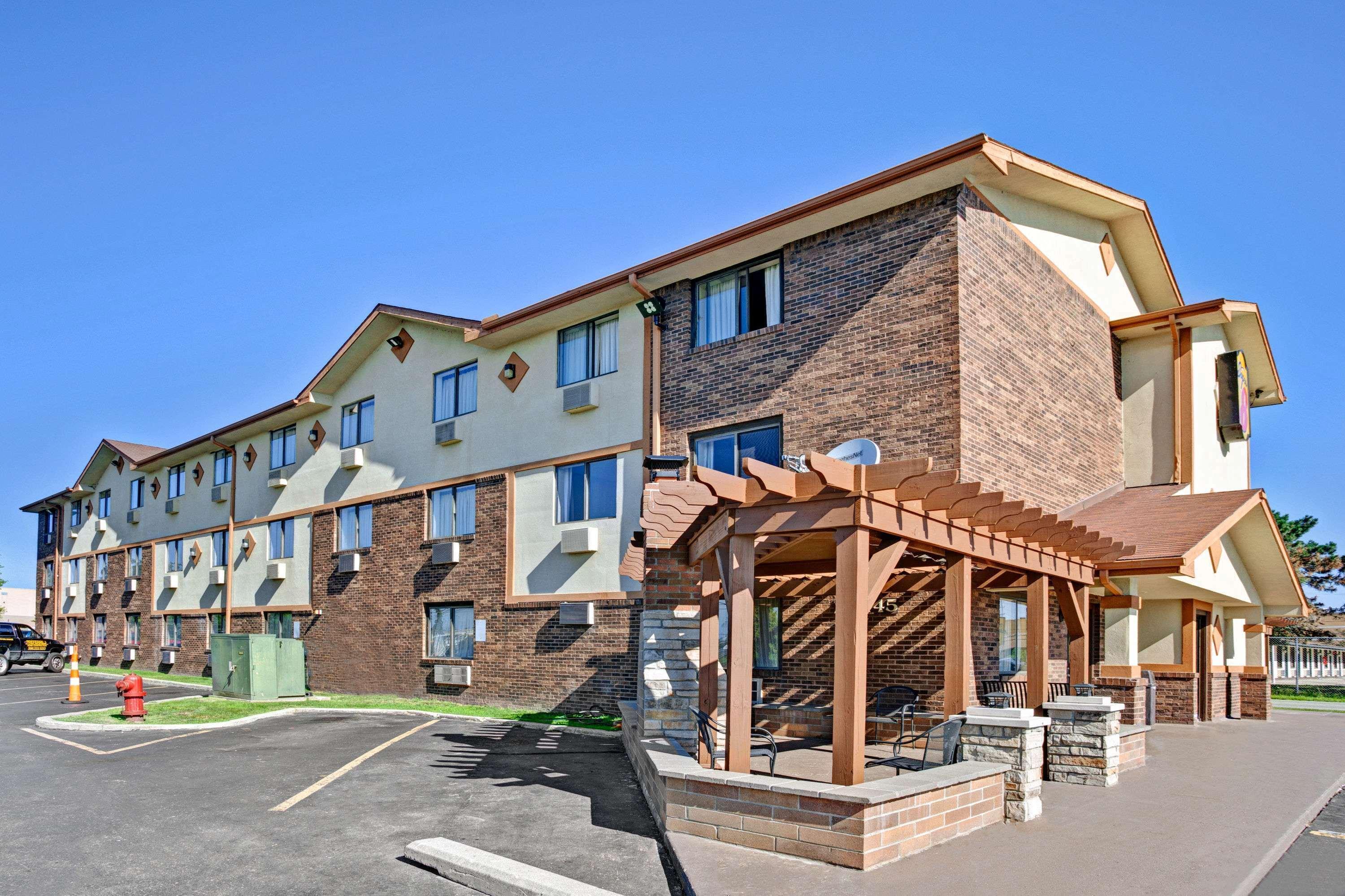 Super 8 By Wyndham Roseville/Detroit Area Esterno foto